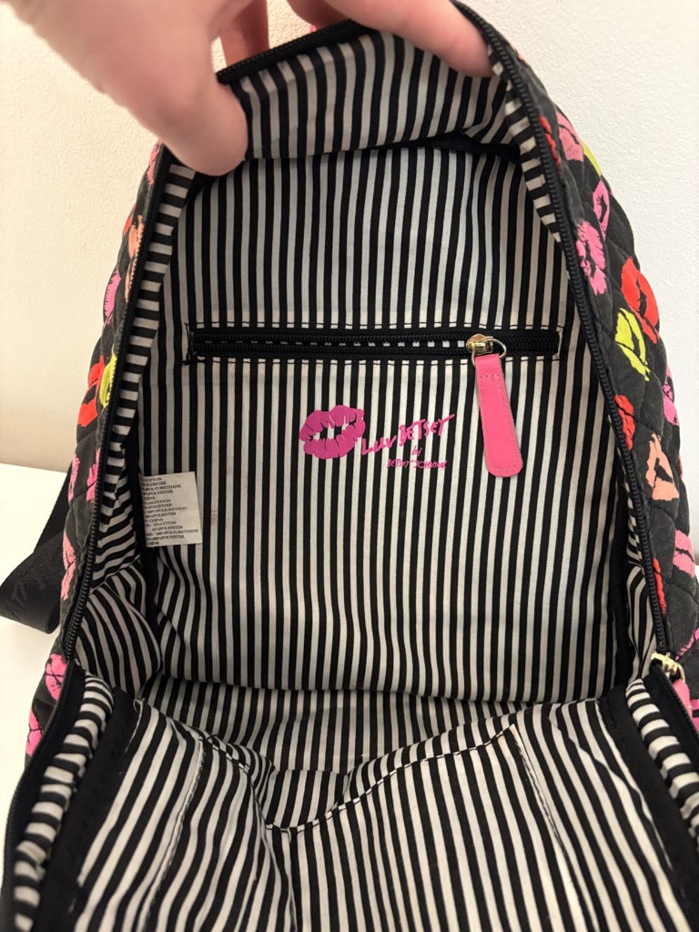 Betsey Johnson 💋 Black Quilted Mini Backpack with Multicolor Lip Print - Picture 7 of 8